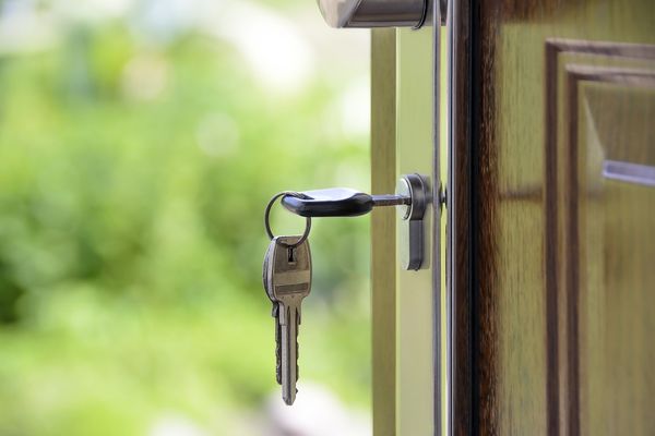 Klucze i zamki do drzwi - wybór, który może uratować Twój dom