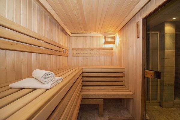 Stworzenie własnej sauny domowej? Oto co musisz wiedzieć o drewnie!