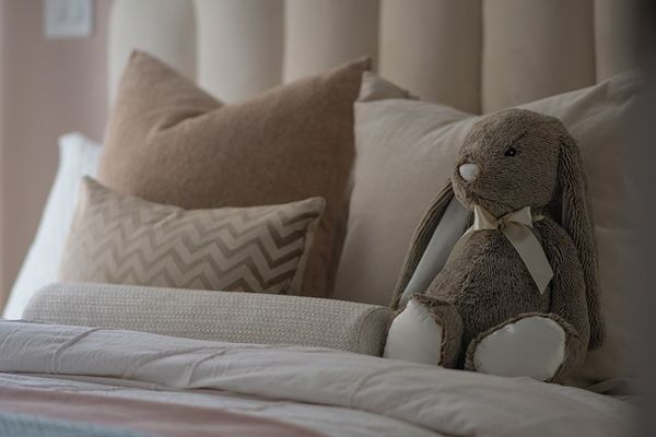Wybieramy wezgłowie do łóżka: dlaczego warto zainwestować w tapicerowane?